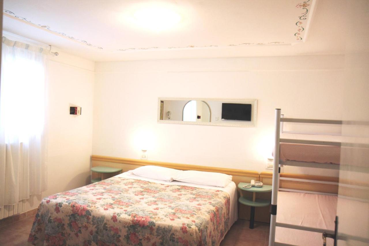 Hotel Rosa Maria Elite Bellaria-Igea Marina Rum bild